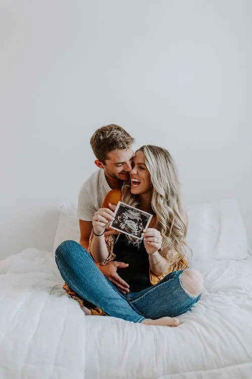 maternity photos in jeans