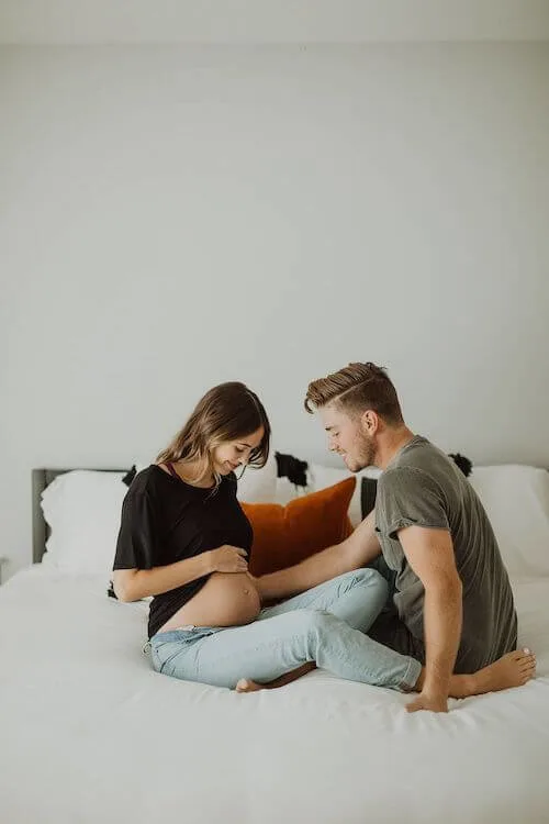 maternity photos in jeans