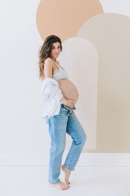 maternity photos in jeans