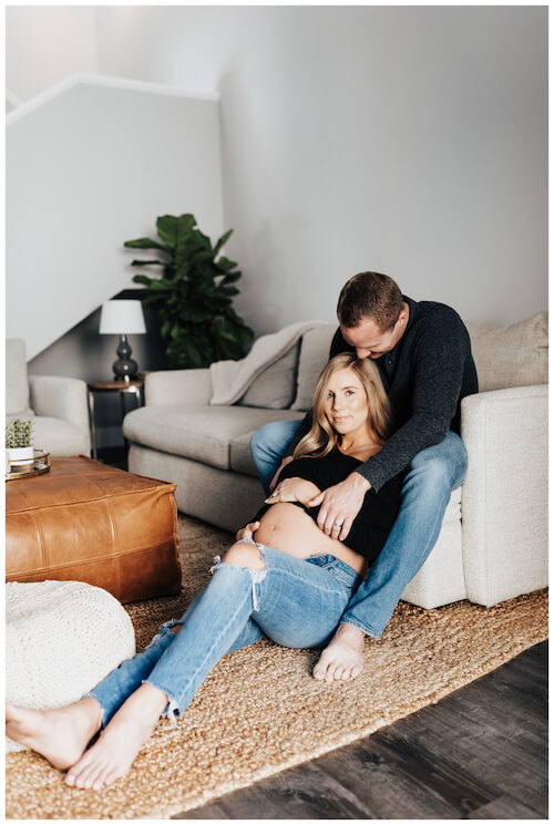 maternity photos in jeans