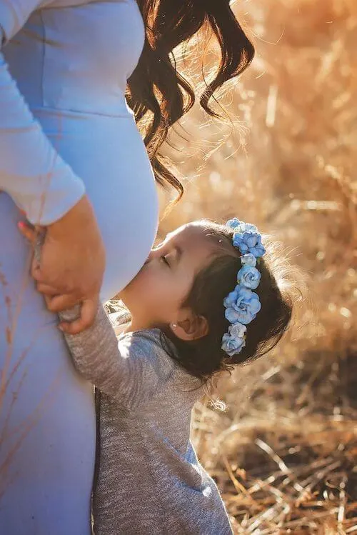 maternity photoshoot with siblings