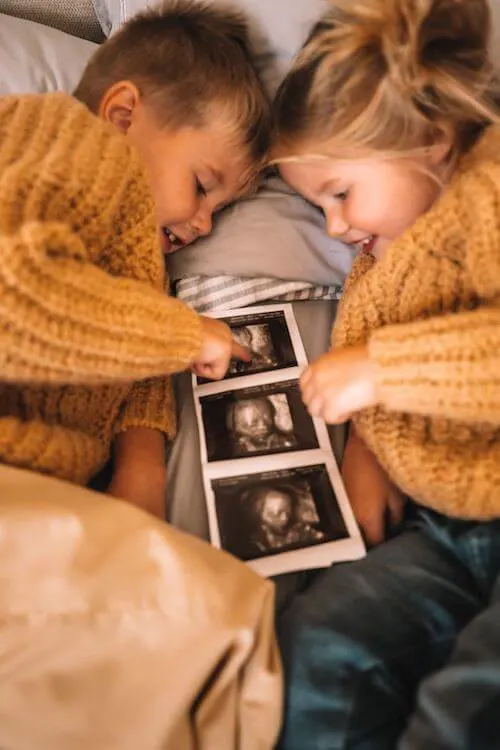 maternity photoshoot with siblings