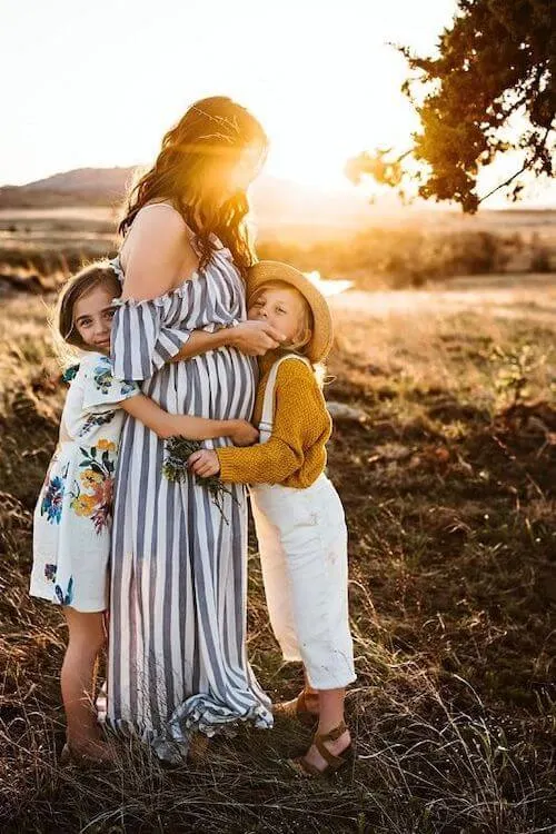 maternity photoshoot with siblings