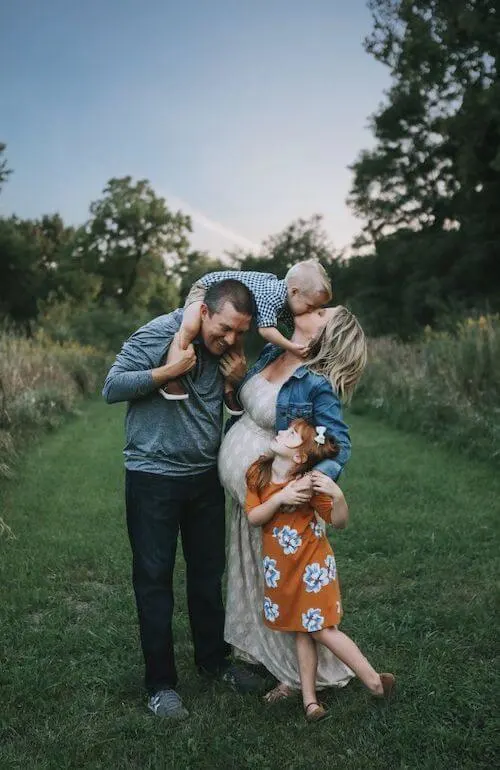 maternity photoshoot with siblings