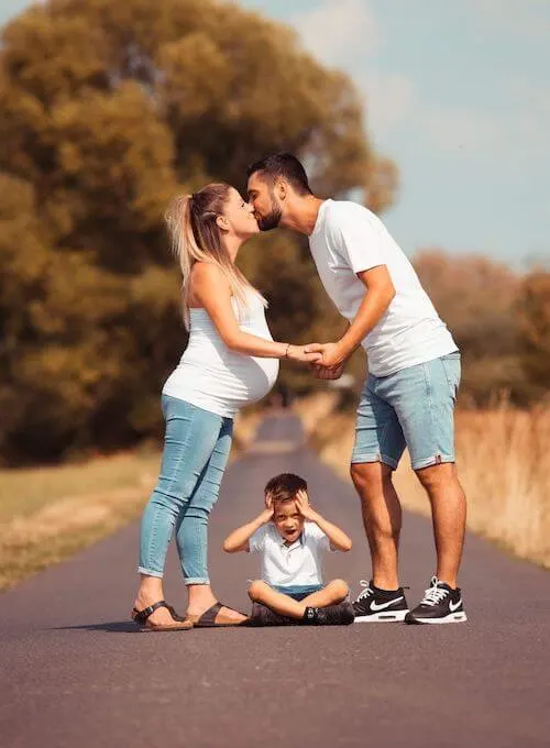 maternity photoshoot with siblings