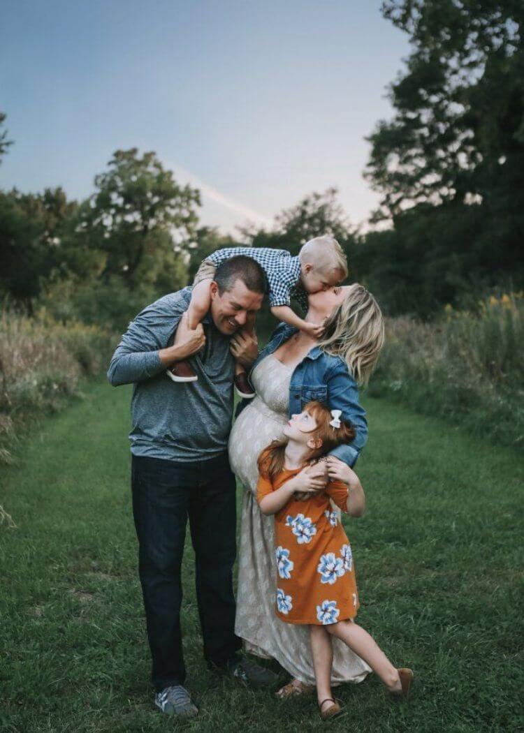 maternity photoshoot with siblings