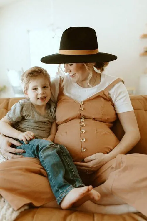 maternity photoshoot with toddler