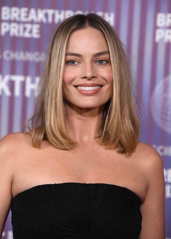 Blunt Straight Bob with Middle Part