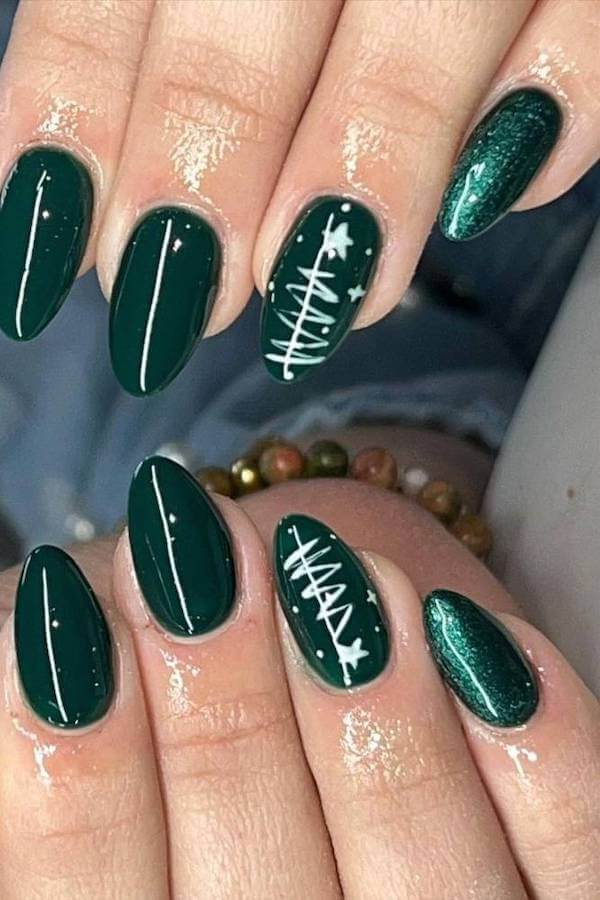 Green Minimalist Christmas Tree Nails