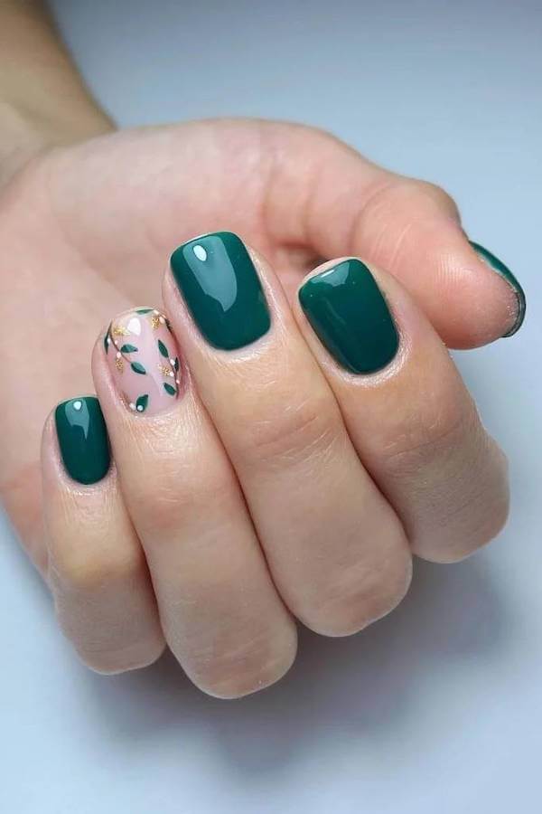 Minimal Green and Gold Holiday Lights Nails