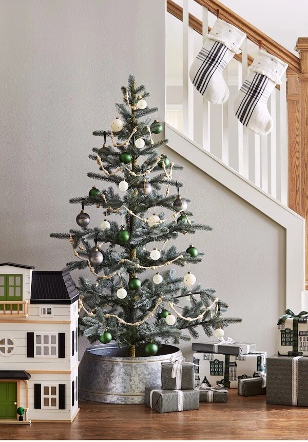 Simple Green and White Christmas Tree