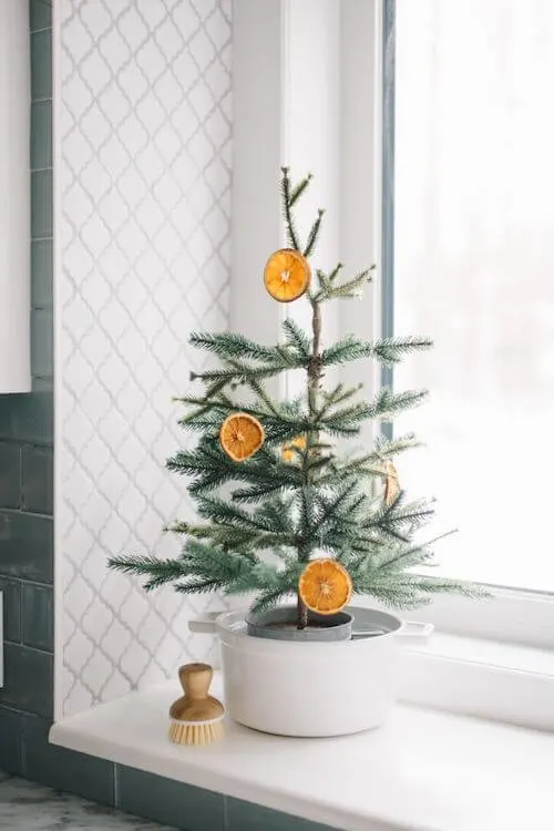 minimalist christmas decor on a budget