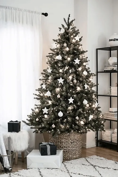 minimalist christmas decor on a budget