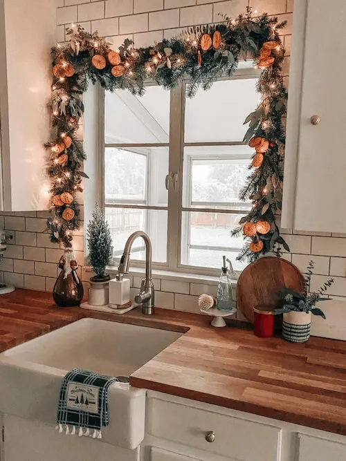 minimalist christmas decor on a budget