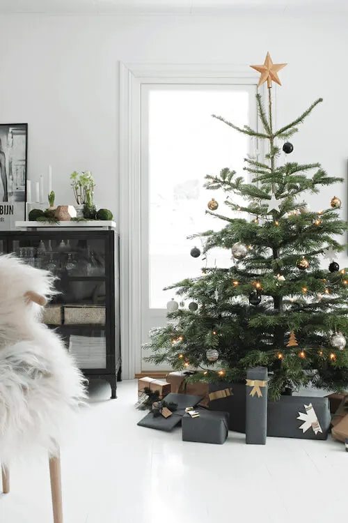 minimalist christmas decor on a budget