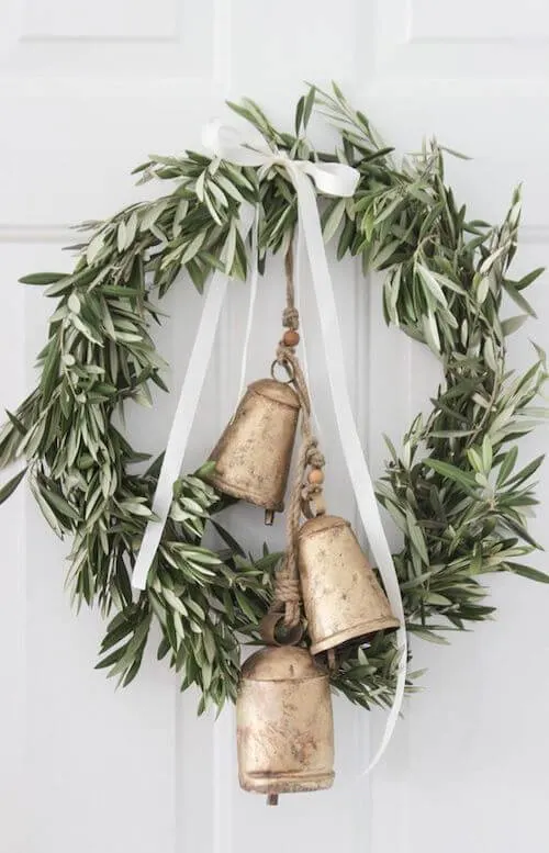 minimalist christmas decor on a budget