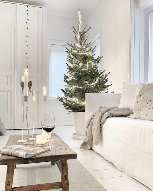 minimalist christmas decor on a budget