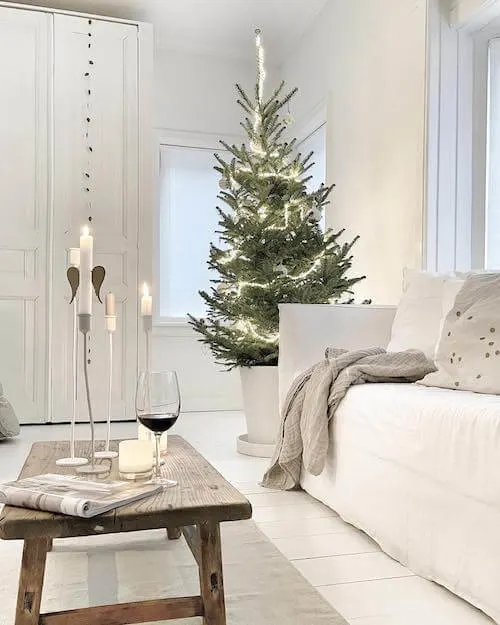 minimalist christmas decor on a budget