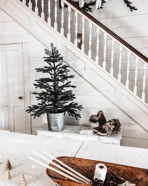 minimalist christmas decor on a budget