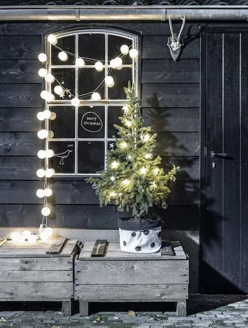 minimalist christmas decor on a budget