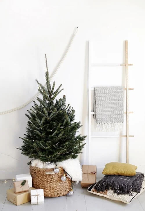 minimalist christmas decor on a budget