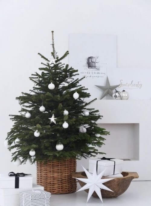 minimalist christmas decor on a budget