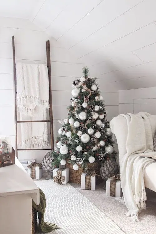 minimalist christmas decor on a budget