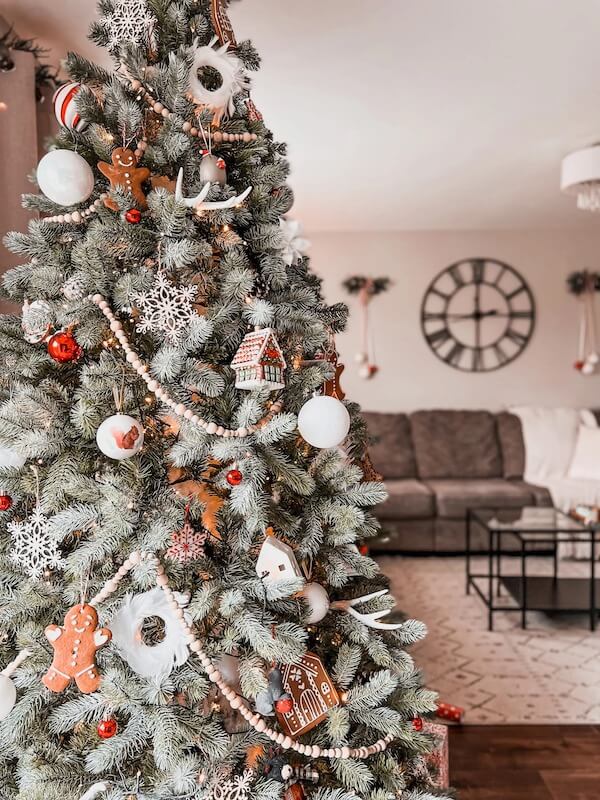 Cozy Gingerbread Christmas Tree