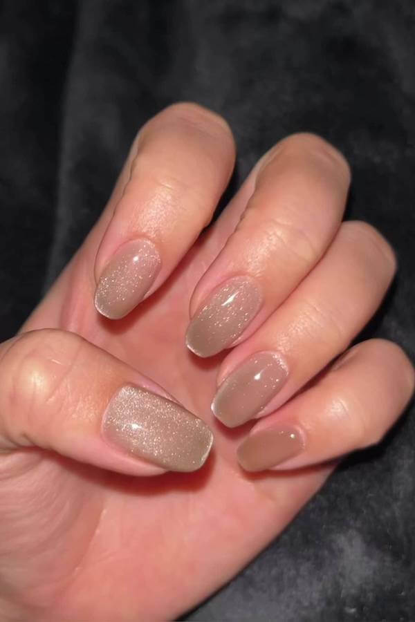 Short Nude Glitter Cat Eye Nails