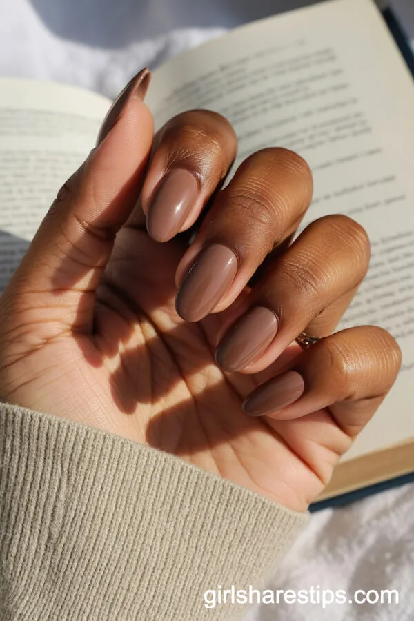 Mocha Cat Eye Oval Nails on Deep Skin Tone