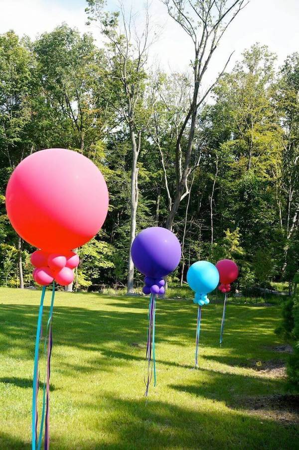 outdoor birthday balloon decoration