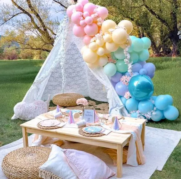 outdoor birthday balloon decoration