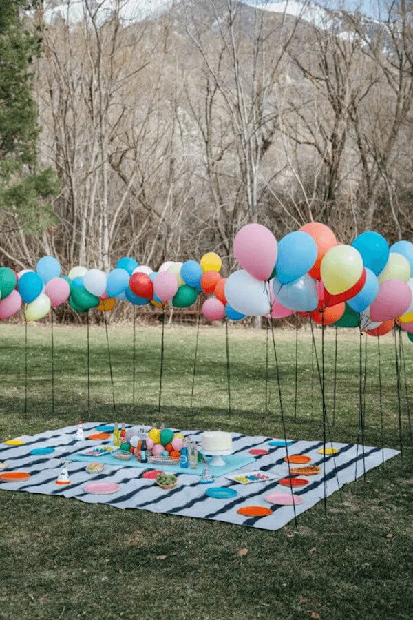 outdoor birthday balloon decoration