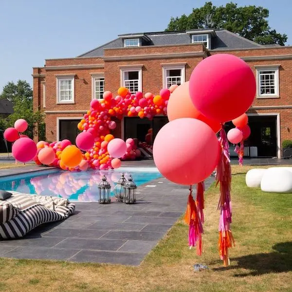 outdoor birthday balloon decoration