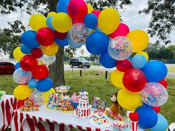 outdoor birthday balloon decoration