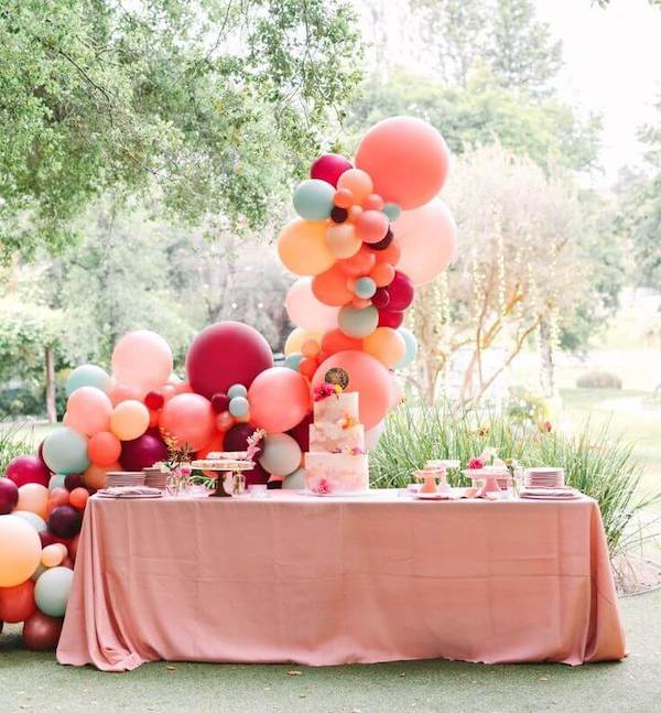 outdoor birthday balloon decoration