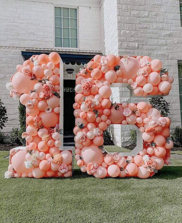 outdoor birthday balloon decoration