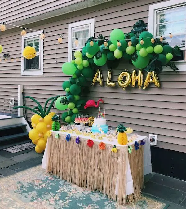 outdoor birthday balloon decoration