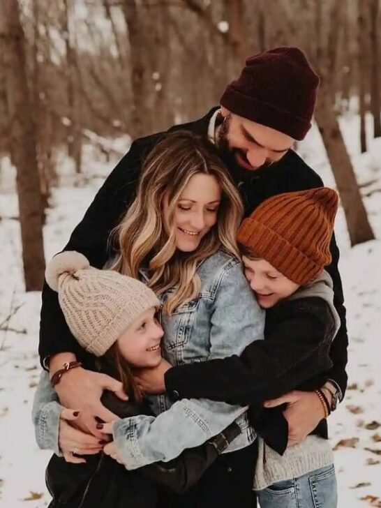 25 Stunning Outdoor Winter Family Photos to Capture Cozy Moments