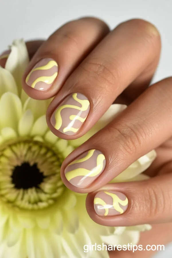 Round Nails with Pastel Yellow Abstract Wavy Lines