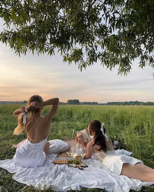 What To Wear on a Picnic Date for two girls