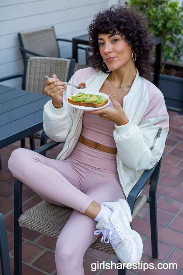 Sporty Pink Leggings and Crop Top Outfit for a Playful Brunch