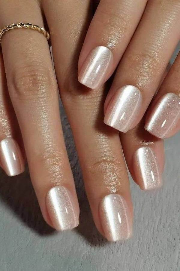 Soft Pearl Pink Cat Eye Nails