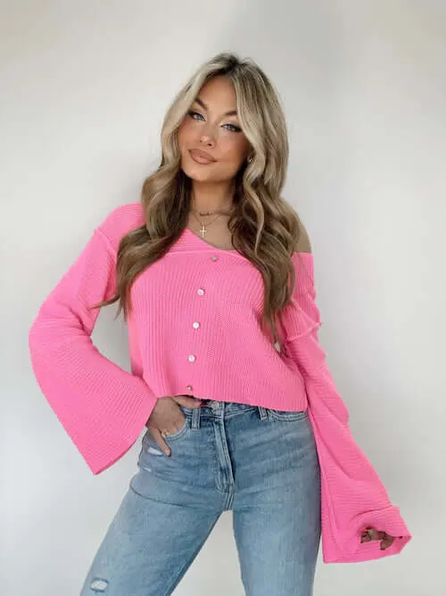 dark pink sweater outfit ideas