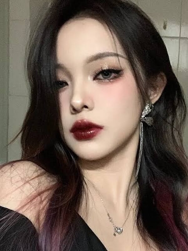 Deep Red Gradient Lip Christmas Makeup
