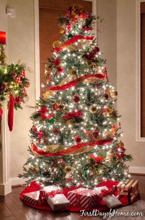 Classic Red and Gold Christmas Tree with Glittering Ribbons