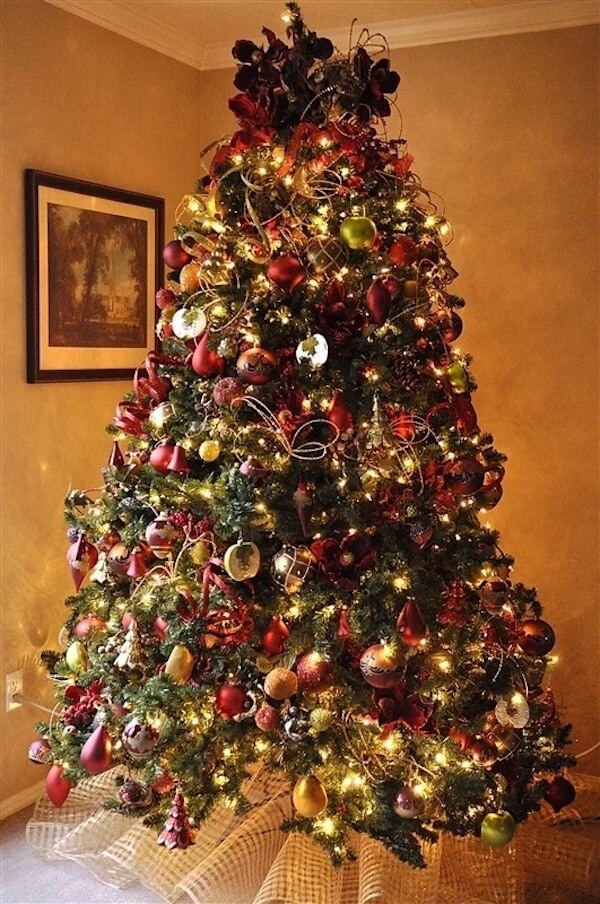 Elegant Tree with Deep Red and Gold Ornaments