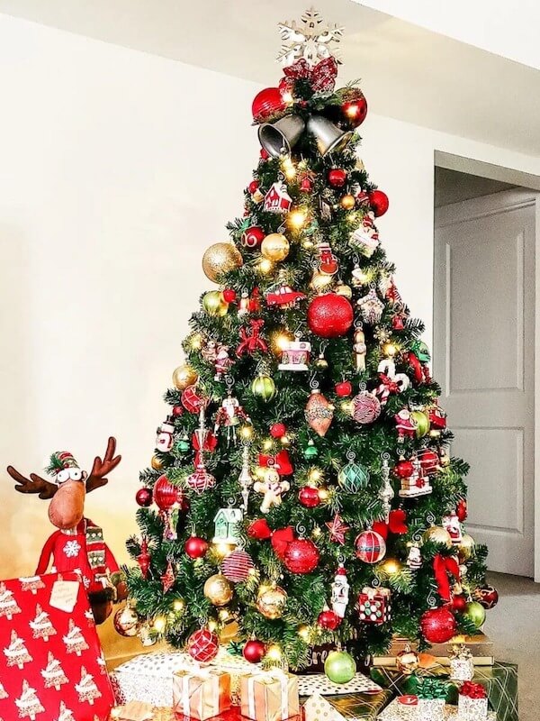 Festive Christmas Tree with Red, Gold, and Green Ornaments
