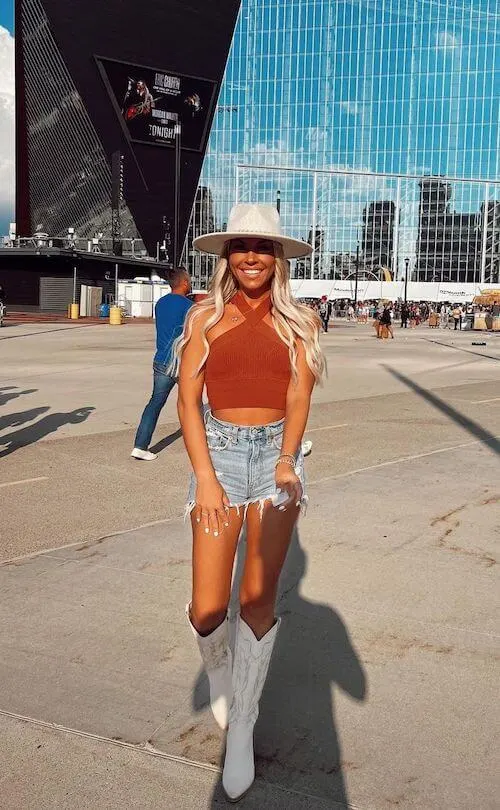 40 Cute Country Concert Outfits For Women 2024 Stylish Outfit Ideas For Every Season Girl Shares Tips
