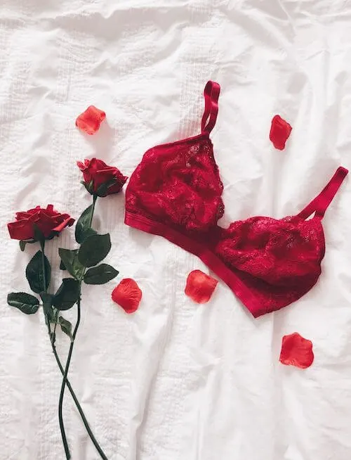 sexy Valentines Day photoshoot ideas boudoir
